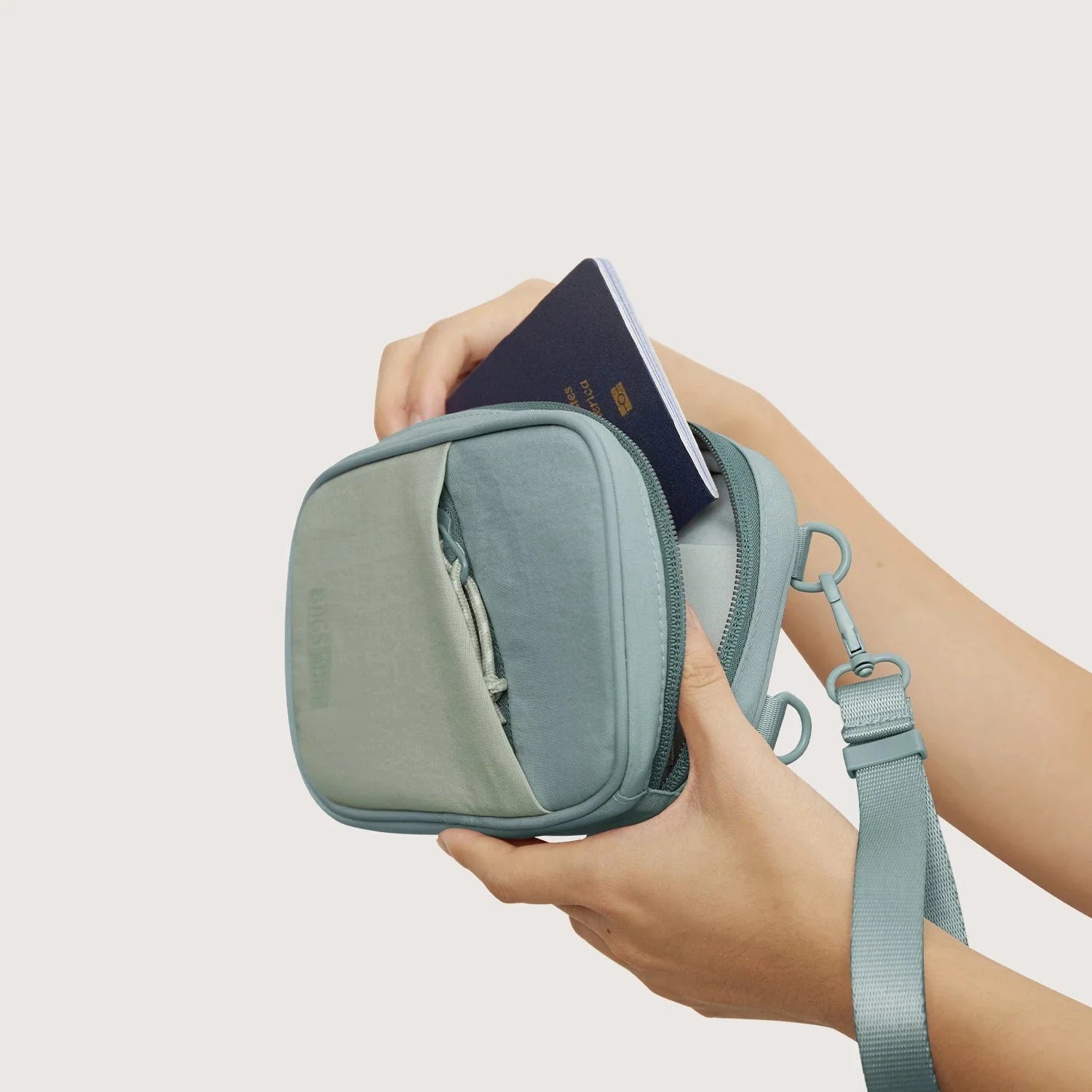 (FREE GIFT)Crush Passport Holder